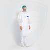 Bata de aislamiento quirúrgico desechable blanca impermeable AAMI PB70 Level3 de funcionamiento médico