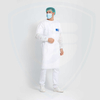 Bata de aislamiento quirúrgico desechable blanca impermeable AAMI PB70 Level3 de funcionamiento médico